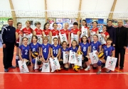 юные волейболистки ДЮСШ Буинска с подарками от ФВРТ и ВК 